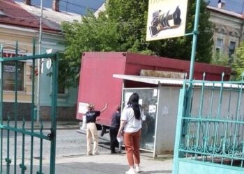 У Мукачеві вантажівка в&apos;їхала у автобусну зупинку, водій утік (ФОТО)