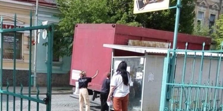 У Мукачеві вантажівка в'їхала у автобусну зупинку, водій утік (ФОТО)