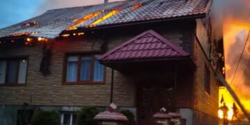 У Негровці Колочавської громади через пожежу в хліві вигорів розташований поруч будинок (ФОТО)