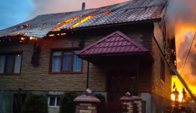 У Негровці Колочавської громади через пожежу в хліві вигорів розташований поруч будинок (ФОТО)