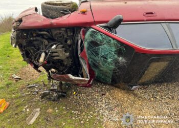 У Оноку біля Виноградова Mazda злетіла у кювет і перекинулася, водій загинув (ФОТО)