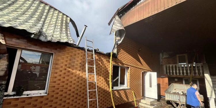 У Сокирниці на Хустщині через стало коротке замикання загорівся будинок (ФОТО)