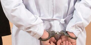 У сусідній Угорщині заарештували головного лікаря, який незаконно збагатився на пологах та операціях –