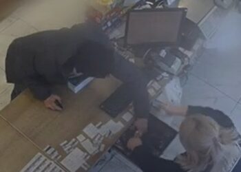 У Тересві п'яний 19-річний молодик з Грушова в балаклаві та перцевим балончиком пограбував магазин (ФОТО, ВІДЕО)