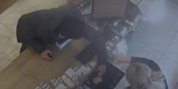 У Тересві п&apos;яний 19-річний молодик з Грушова в балаклаві та перцевим балончиком пограбував магазин (ФОТО, ВІДЕО)