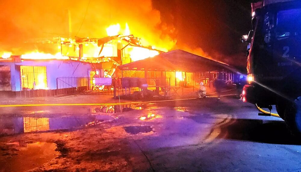 У Верхньому Водяному на Рахівщині згорів магазин площею 480 кв. м (ОНОВЛЕНО) (ФОТО)