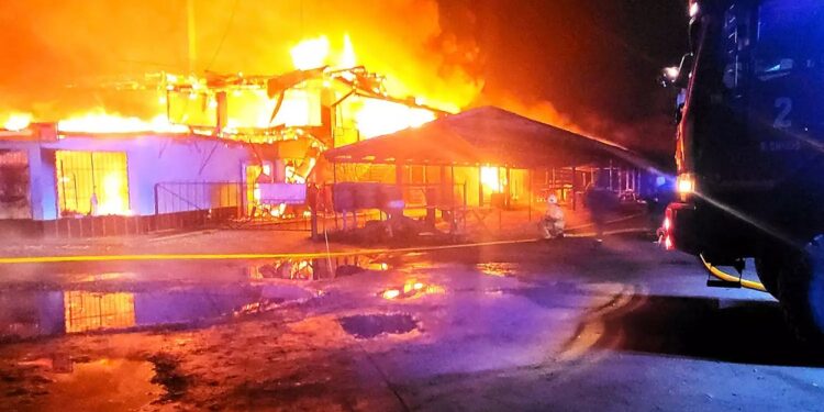 У Верхньому Водяному на Рахівщині згорів магазин площею 480 кв. м (ОНОВЛЕНО) (ФОТО)