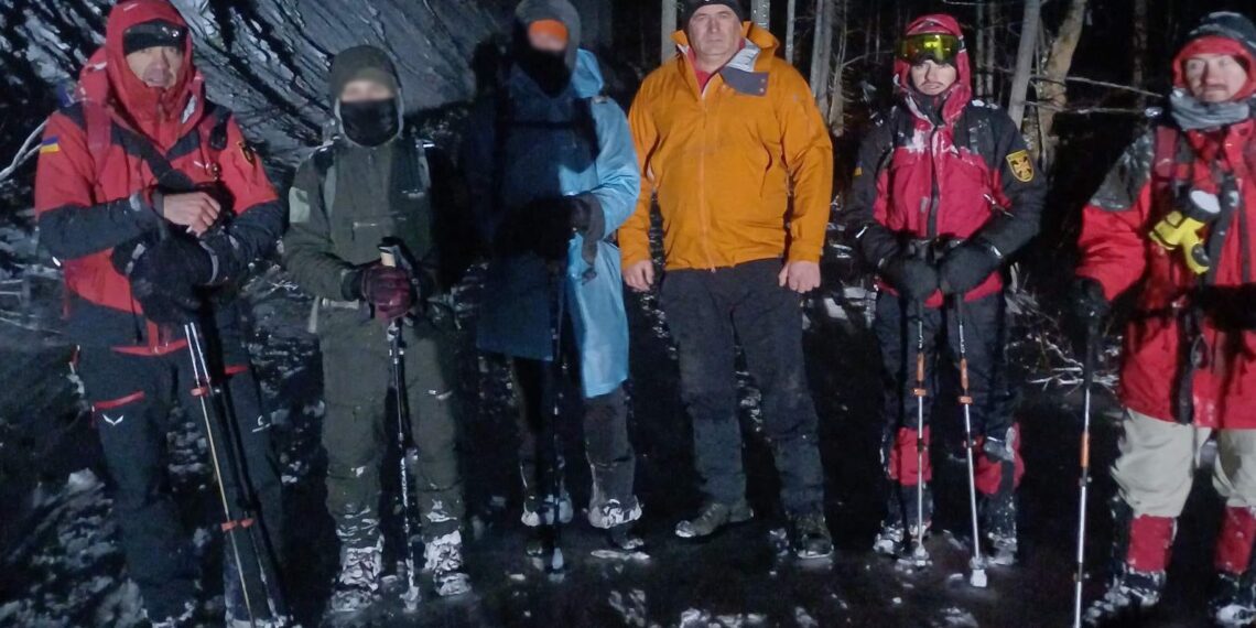 У засніжених Карпатах рятували двох 17-річних туристів з Києва