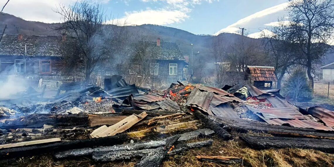У Жорнаві на Ужгородщині вщент вигоріла надвірна споруда на приватному обійсті (ФОТО)