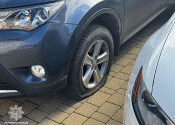 Ужгородець порізав шини 10-и автівок, припаркованих в дворі багатоквартирного будинку на його вулиці (ФОТО)