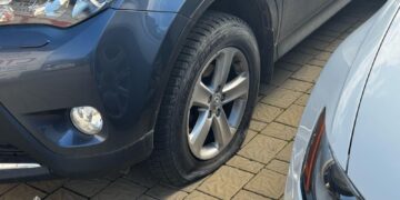 Ужгородець порізав шини 10-и автівок, припаркованих в дворі багатоквартирного будинку на його вулиці (ФОТО)