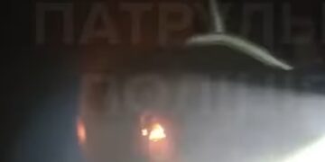 В Ужгороді патрульні допомогли людям у задимленому під'їзді багатоповерхівки (ВІДЕО)