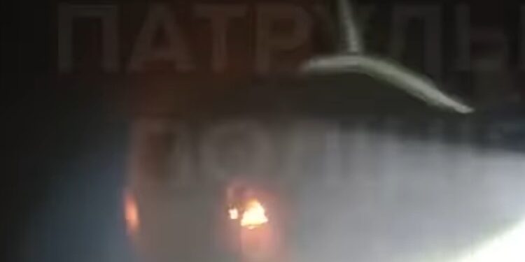 В Ужгороді патрульні допомогли людям у задимленому під&apos;їзді багатоповерхівки (ВІДЕО)