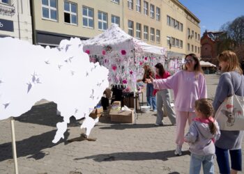 В Ужгороді розпочався традиційний «Сакура Фест»: на містян і гостей чекають яскраві події та святковий настрій (ФОТО) –