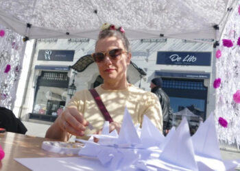 В Ужгороді влаштували перформанс із тисячею паперових журавлів