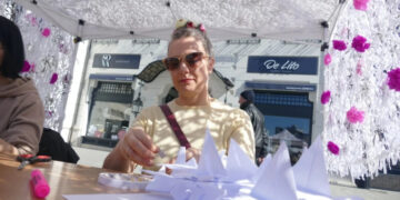 В Ужгороді влаштували перформанс із тисячею паперових журавлів