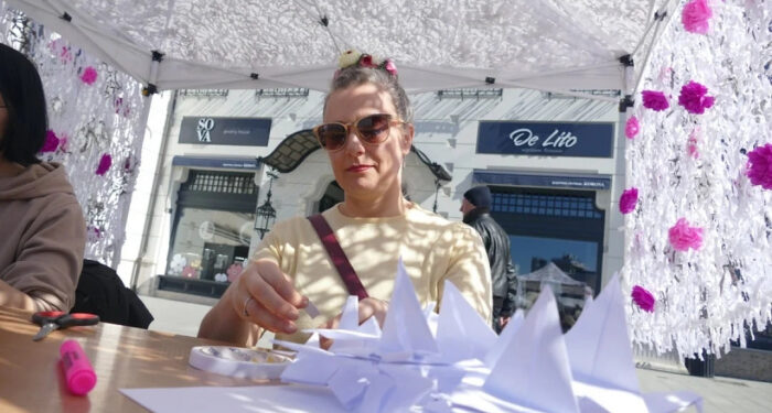 В Ужгороді влаштували перформанс із тисячею паперових журавлів