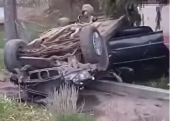 В ужгородських Доманинцях авто перекинулося на дах в огорожі приватного обійстя (ВІДЕО)