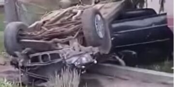 В ужгородських Доманинцях авто перекинулося на дах в огорожі приватного обійстя (ВІДЕО)