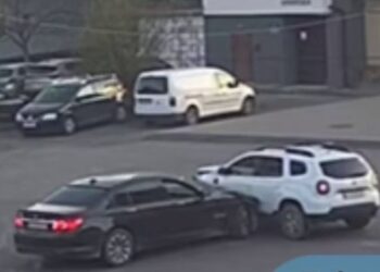 ВІДЕОФАКТ. В Ужгороді зіткнулися BMW і Renault Duster