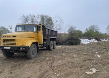 Влада Ужгорода злочинно засипає сміттям “Чорні озера”, які ужгородці вимагають зробити парком (ФОТО)