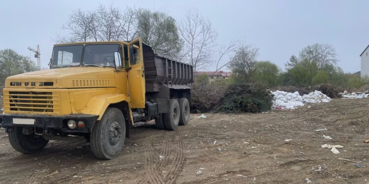 Влада Ужгорода злочинно засипає сміттям “Чорні озера”, які ужгородці вимагають зробити парком (ФОТО)