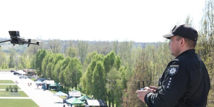 Вулиці Запоріжжя почали патрулювати дрони. Відео