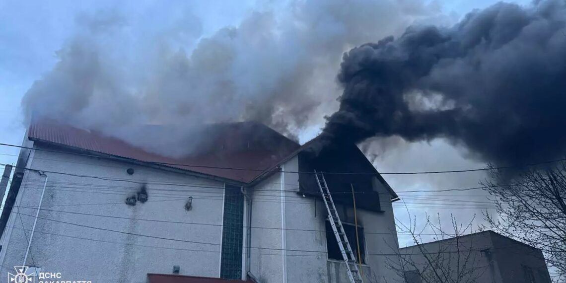За наслідками пожежі в будівлі колишнього ресторану “Лев” у Хусті рятувальникам вдалося відстояти 1-й поверх (ФОТО, ВІДЕО)