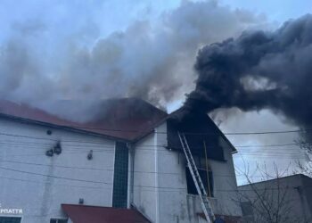 За наслідками пожежі в будівлі колишнього ресторану “Лев” у Хусті рятувальникам вдалося відстояти 1-й поверх (ФОТО, ВІДЕО)