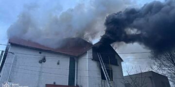 За наслідками пожежі в будівлі колишнього ресторану “Лев” у Хусті рятувальникам вдалося відстояти 1-й поверх (ФОТО, ВІДЕО)