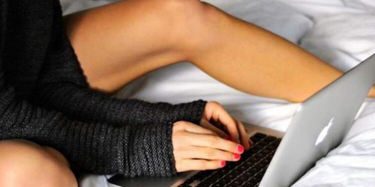 За онлайн-трансляцію порно суд покарав пару з Міжгір'я “умовним” роком і конфіскував ноутбук