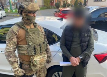 Закарпатському адвокатові, який за хабарі незаконно сприяв військовослужбовцям у звільненні зі служби, “світять” 10 років тюрми (ФОТО)