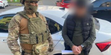 Закарпатському адвокатові, який за хабарі незаконно сприяв військовослужбовцям у звільненні зі служби, “світять” 10 років тюрми (ФОТО)