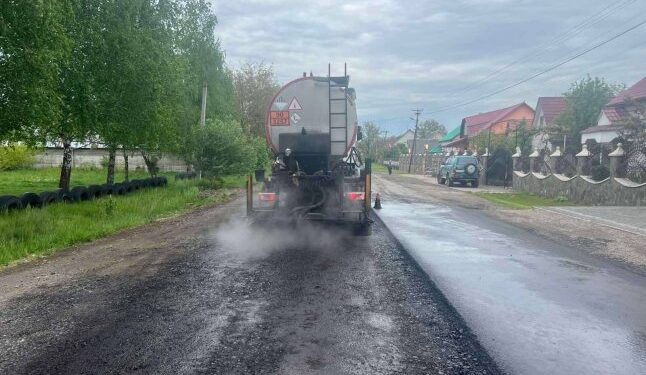 На Закарпатті ремонтують ще одну дорогу, яка була у сильних вибоїнах — Закарпаття