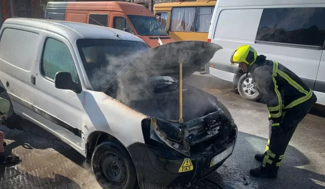 На одній з вулиць Хуста горів легковий автомобіль — Закарпаття