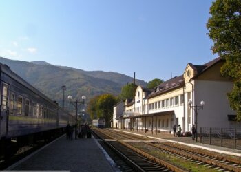 Через провал земної породи та просадку колії 23 травня зупинено курсування поїздів до Рахова