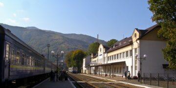 Через провал земної породи та просадку колії 23 травня зупинено курсування поїздів до Рахова