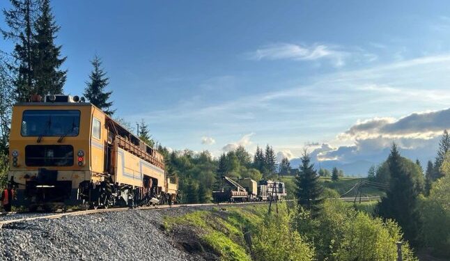 Укрзалізниця відновила аварійну ділянку на Закарпатті та запустила тестовий потяг — Закарпаття