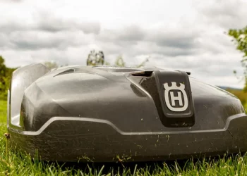 Професійні роботи-газонокосарки стають популярнішими – Техніка