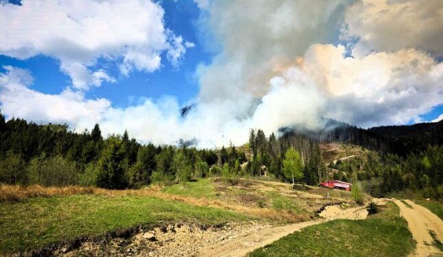 Десятки рятувальників понад п’ять годин гасили масштабну пожежу — Закарпаття