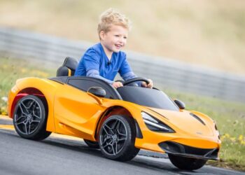 Дитячі машини на акумуляторі: сучасні електромобілі для малих водіїв