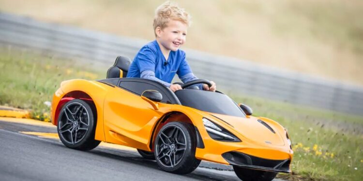 Дитячі машини на акумуляторі: сучасні електромобілі для малих водіїв