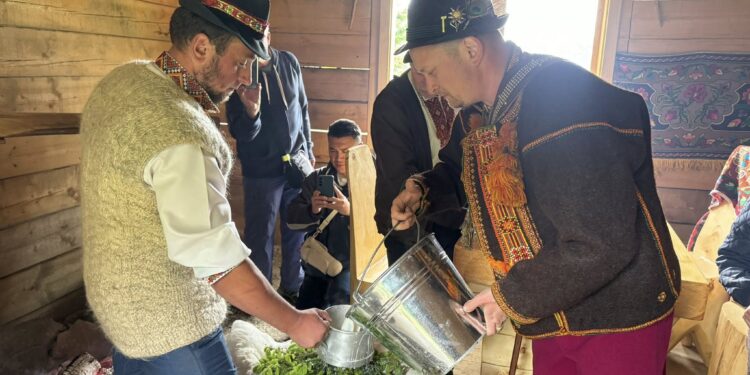 Древні традиції Карпат: на Рахівщині відзначили вівчарську «Міру» (ФОТО) –