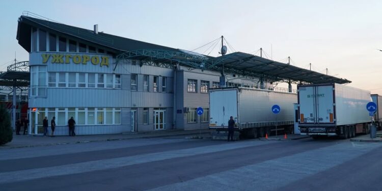 Два КПП на кордоні зі Словаччиною та угорщиною тимчасово не працюватимуть