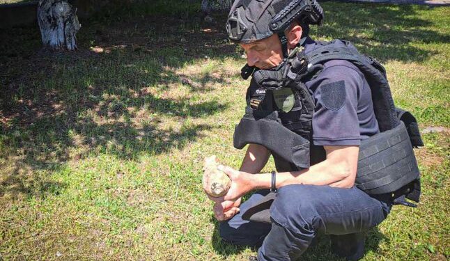 Під час прогулянки чоловік натрапив на небезпечний предмет — Закарпаття