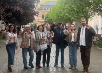 «Файна вишиванка»: в Ужгороді оригінально вітали з Днем вишиванки