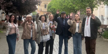 «Файна вишиванка»: в Ужгороді оригінально вітали з Днем вишиванки