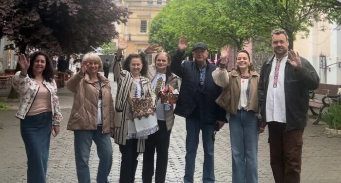 «Файна вишиванка»: в Ужгороді оригінально вітали з Днем вишиванки