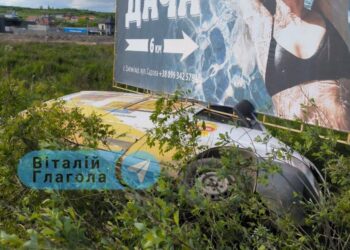 ФОТОФАКТ. Біля Ужгорода мікроавтобус злетів із траси під білборд, є постраждалі (ФОТО)