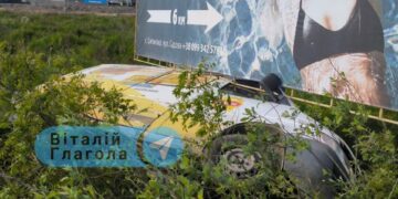 ФОТОФАКТ. Біля Ужгорода мікроавтобус злетів із траси під білборд, є постраждалі (ФОТО)